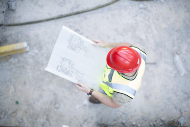 Bauarbeiter beim Lesen eines Plans auf der Baustelle - ZEF001648