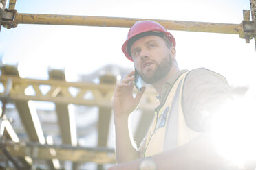 Bauarbeiter telefoniert auf einer Baustelle mit einem Handy - ZEF001658