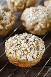 Apple oat muffins on cooling grid - EVGF001388