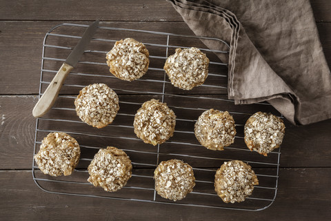 Apfel-Hafer-Muffins auf dem Kühlgitter, lizenzfreies Stockfoto