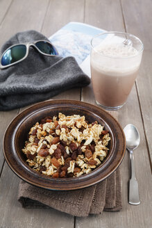 Teller mit hausgemachtem Müsli und ein Glas Kakao - EVGF001405