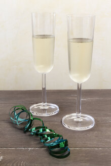 Zwei Gläser mit Sekt und grüner Luftschlange - EVGF001409