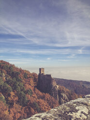 Frankreich, Elsass, Ribeauville, Blick auf Chateau du Girsberg - LVF002422