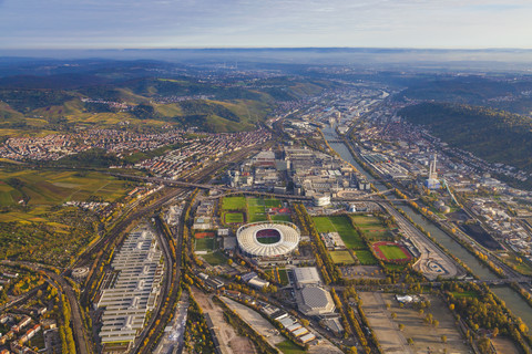Deutschland, Baden-Württemberg, Stuttgart, Luftbild des Neckarparks mit Mercedes-Benz Arena, lizenzfreies Stockfoto
