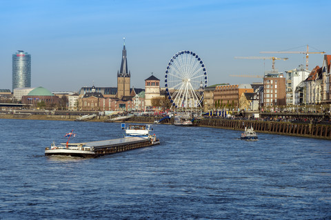 Deutschland, Nordrhein-Westfalen, Düsseldorf, Blick auf die Altstadt mit dem Rhein im Vordergund, lizenzfreies Stockfoto