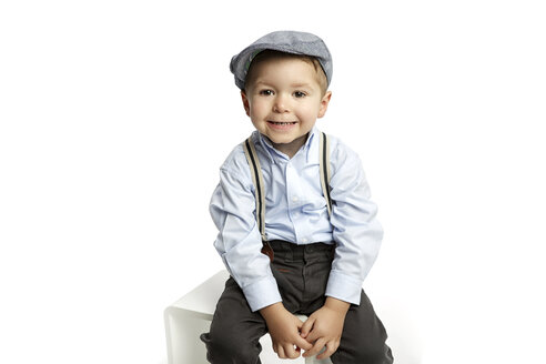 Porträt eines grinsenden kleinen Jungen mit Mütze und Hosenträgern - GDF000635