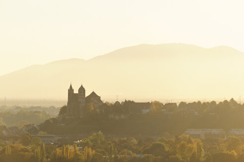 Deutschland, Baden-Württemberg, Blick auf Breisach mit Münster im Dunst - LAF001263