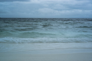 Malediven, Ari Atoll, Blick auf die stürmische See - FL000595