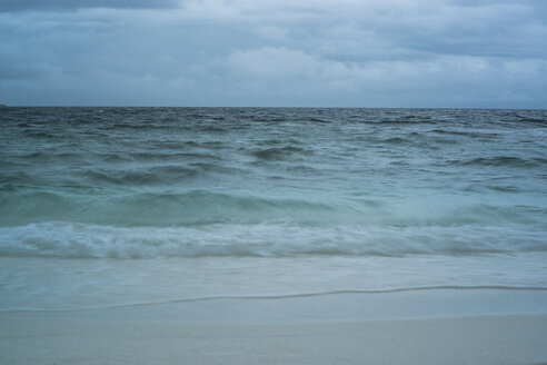 Maledives, Ari Atoll, view to the stormy sea - FL000595