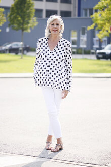 Portrait of white haired senior woman wearing white blouse with black dots - VRF000125