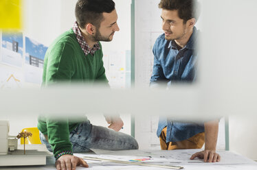 Zwei junge Architekten im Büro im Gespräch - UUF002792