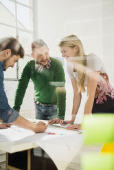 Drei junge Architekten im Gespräch mit dem Büro - UUF002813