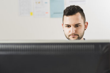 Young businessman in office working at computer - UUF002824