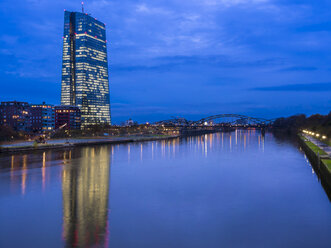 Deutschland, Frankfurt, Main mit EZB-Turm und neuem Campus - AMF003414