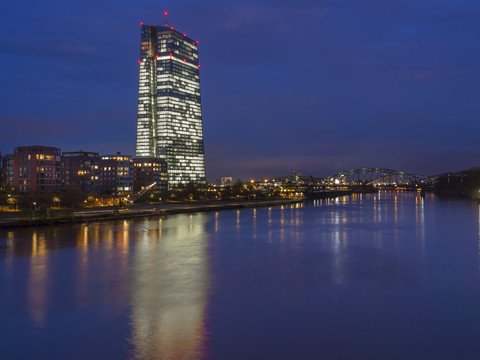 Deutschland, Frankfurt, Main mit EZB-Turm und neuem Campus, lizenzfreies Stockfoto