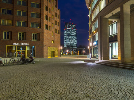 Deutschland, Hessen, Frankfurt, Blick auf den Hauptplatz und den EZB-Turm bei Nacht - AMF003418