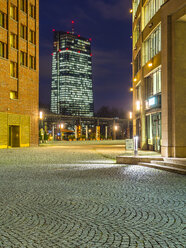 Deutschland, Hessen, Frankfurt, Blick auf den Hauptplatz und den EZB-Turm bei Nacht - AMF003419