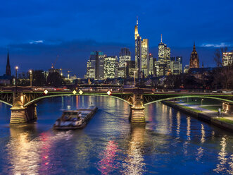 Deutschland, Frankfurt, Main mit Ignatz-Bubis-Brücke, Skyline des Finanzviertels im Hintergrund - AMF003408