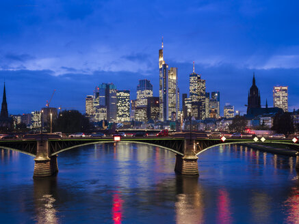 Deutschland, Frankfurt, Main mit Ignatz-Bubis-Brücke, Skyline des Finanzviertels im Hintergrund - AM003409
