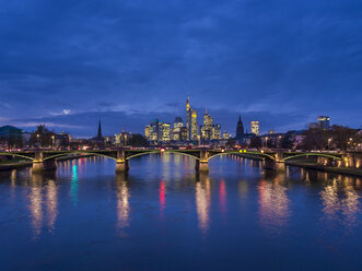 Deutschland, Frankfurt, Main mit Ignatz-Bubis-Brücke, Skyline des Finanzviertels im Hintergrund - AM003410