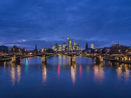 Deutschland, Frankfurt, Main mit Ignatz-Bubis-Brücke, Skyline des Finanzviertels im Hintergrund - AM003410