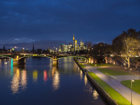 Deutschland, Frankfurt, Main mit Ignatz-Bubis-Brücke, Skyline des Finanzviertels im Hintergrund, lizenzfreies Stockfoto