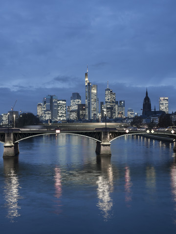 Deutschland, Frankfurt, Main mit Ignatz-Bubis-Brücke, Skyline des Finanzviertels im Hintergrund, lizenzfreies Stockfoto