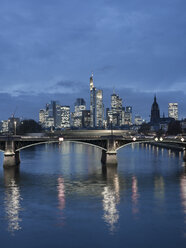 Deutschland, Frankfurt, Main mit Ignatz-Bubis-Brücke, Skyline des Finanzviertels im Hintergrund - AMF003412