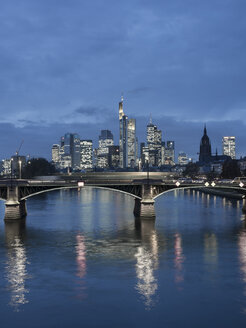 Deutschland, Frankfurt, Main mit Ignatz-Bubis-Brücke, Skyline des Finanzviertels im Hintergrund - AMF003412
