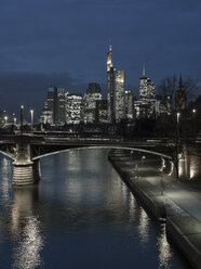 Deutschland, Frankfurt, Main mit Ignatz-Bubis-Brücke, Skyline des Finanzviertels im Hintergrund - AMF003413