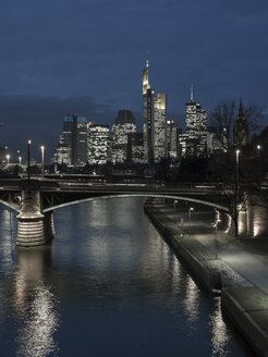 Deutschland, Frankfurt, Main mit Ignatz-Bubis-Brücke, Skyline des Finanzviertels im Hintergrund - AMF003413