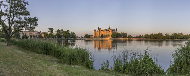 Deutschland, Mecklenburg-Vorpommern, Schwerin, Schweriner Schloss in der Abenddämmerung - PVCF000252