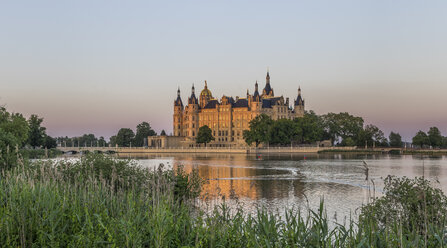 Deutschland, Mecklenburg-Vorpommern, Schwerin, Schweriner Schloss in der Abenddämmerung - PVCF000251