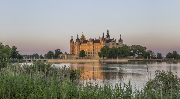 Deutschland, Mecklenburg-Vorpommern, Schwerin, Schweriner Schloss in der Abenddämmerung - PVCF000251