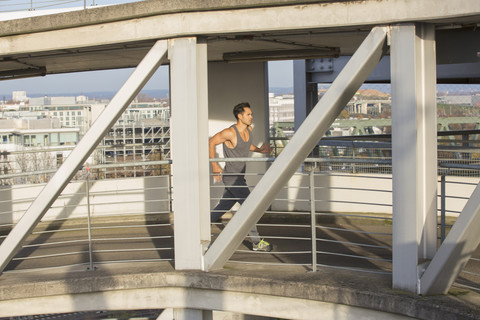 Mann joggt auf einer Rampe, lizenzfreies Stockfoto