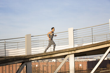 Mann joggt eine Rampe hinauf - MAD000125