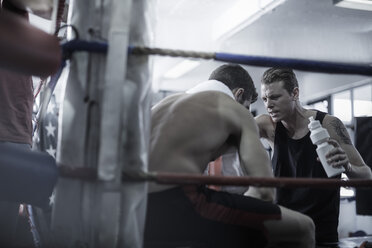 Ein Boxer macht eine Pause mit seinem Trainer in der Ecke des Boxrings - ZEF002505