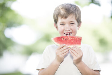 Porträt eines kleinen Jungen, der eine Wassermelone isst - ZEF002735