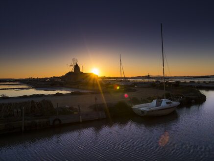 Italien, Sizilien, Laguna dello Stagnone, Marsala, Windmühle Saline Ettore Infersa bei Sonnenuntergang - AMF003420