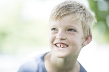Porträt eines lächelnden Jungen - ZEF002741