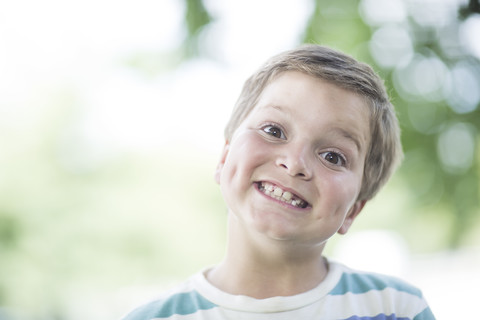 Porträt eines lächelnden Jungen, lizenzfreies Stockfoto