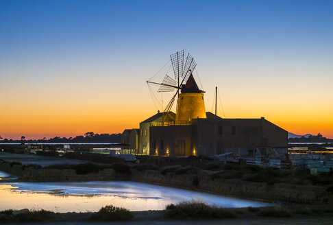 Italien, Sizilien, Laguna dello Stagnone, Marsala, Windmühle Saline Ettore Infersa bei Sonnenuntergang - AMF003422
