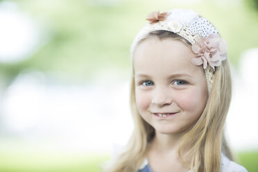 Porträt eines lächelnden kleinen Mädchens mit Haarband - ZEF002783
