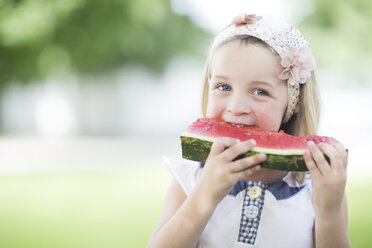 Porträt eines kleinen Mädchens mit Haarband, das eine Wassermelone isst - ZEF002751