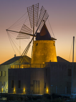 Italien, Sizilien, Laguna dello Stagnone, Marsala, Windmühle Saline Ettore Infersa bei Sonnenuntergang - AMF003423