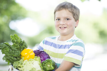 Porträt eines Jungen mit einer Schüssel mit gemischtem Gemüse - ZEF002758