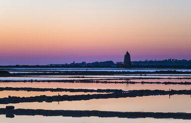 Italien, Sizilien, Laguna dello Stagnone, Marsala, Windmühle Saline Ettore Infersa bei Sonnenuntergang - AMF003424