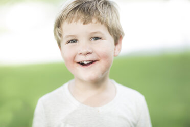 Porträt eines lächelnden kleinen Jungen - ZEF002759