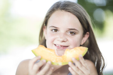 Porträt eines Mädchens, das eine Melone isst - ZEF002765