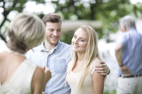 Junges Paar bei Familientreffen - ZEF003455